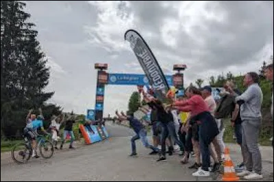 Qu'indique la "flamme rouge" dans une course cycliste ?