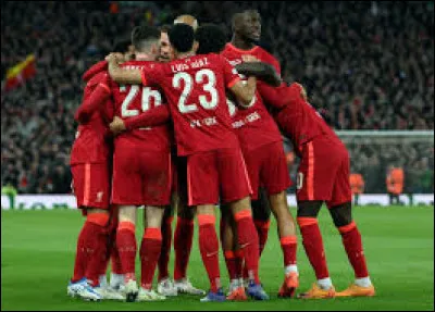 Quelle équipe de football britannique est surnommée "the Reds" ?