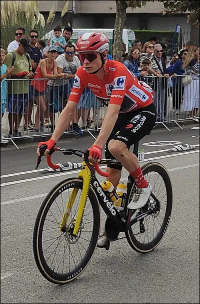 Au Tour d'Espagne cycliste (vuelta), qui porte le maillot rouge ?