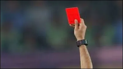 Que signifie l'arbitre avec le carton rouge dans un match de football ?