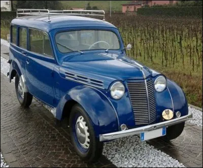 Cette Renault populaire de 1938 s'inspira largement de sa cousine allemande. Quel est ce modèle ?