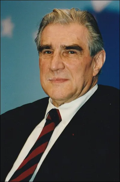 Français, ethno-historien, géographe, mort en 2024, je suis le directeur et le fondateur de la collection ''Terre humaine''. Je suis célèbre par mes études sur la culture inuite dont "Les Derniers Rois de Thulé" ou "Hummocks". Grand Prix Jules Verne en 2000, je publie aussi des articles dans la Revue Jules Verne en 2004.