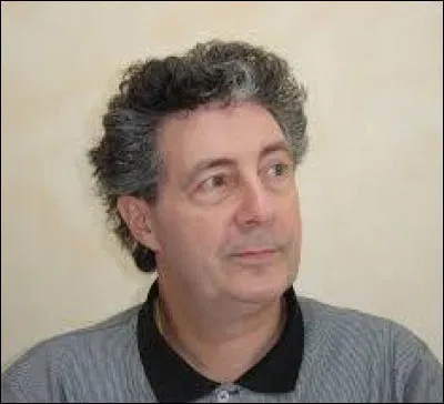 Français, je crée en 1972 le Centre de Documentation (aujourd'hui international) Jules Verne à partir des nombreux documents que j'ai récoltés dans ma jeunesse. Spécialiste du roman populaire, je publie en 2007 un "Dictionnaire du roman populaire francophone" qui fait autorité.