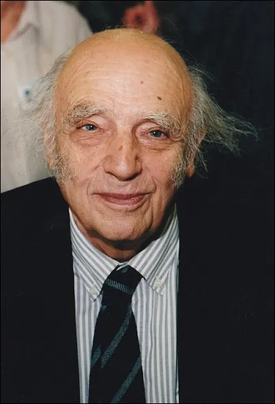 Français, historien, spécialiste de l'Asie orientale, militant communiste, je suis président de Greenpeace de 1997 à 2004. Je publie en 1971 "Une lecture politique de Jules Verne" puis en 2001 "Jules Verne, un regard sur le monde". Mon "Histoire de la Chine" (Hatier, 1969-1977), est sans doute mon uvre la plus célèbre.