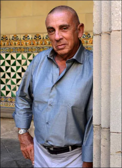 Italien, collectionneur, j'ai découvert que les derniers romans de Jules Verne avaient été fortement modifiés par son fils Michel, ce qui a donné lieu à la publication de leurs versions originales dans les années 1990. J'ai aussi découvert le manuscrit de "Paris au XXe siècle", inédit publié en 1994. En 2000, j'ai vendu une grande partie de ma collection à la ville d'Amiens.