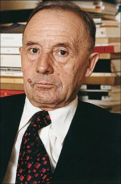Français, de mon vrai nom Louis Poirier, écrivain, mes romans "Au Château d'Argol" et "Le Rivage des Syrtes" sont des classiques de la littérature. J'ai refusé le Prix Goncourt en 1951 ! Mes uvres ont été publiées de mon vivant dans la Bibliothèque de la Pléiade. En 2000, je publie un entretien inédit avec Jean-Paul Dekiss dans la ''Revue Jules Verne'', qui est à l'époque un événement.