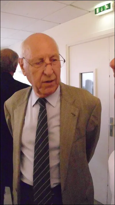 Français, vernien et médecin, mort en 2019, frère de Jean-Louis et père d'Axel, tous héritiers de la Maison Hermès, je suis président de la Société Jules Verne de 1969 à 2013. Je suis le premier à avoir publié la correspondance familiale de Jules Verne, ce qui m'a valu un procès...