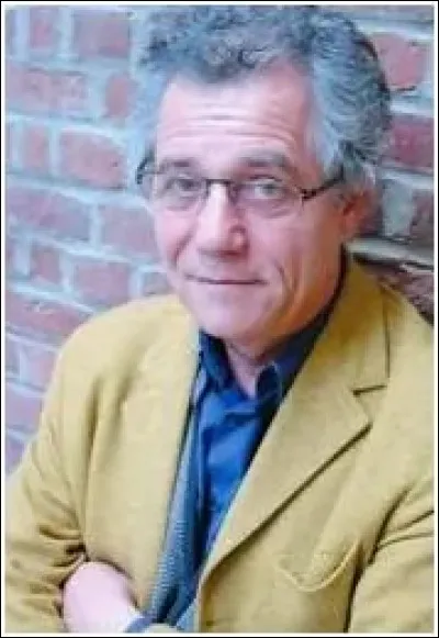 Français, réalisateur et écrivain, j'ai fondé en 1996 la Revue Jules Verne et présidé le Centre international Jules Verne de 1996 à 2000 avant d'en devenir le directeur (2000-2011). Je suis célèbre pour mes biographies "Jules Verne : le rêve du progrès" (Le Félin) et ''Jules Verne L'enchanteur''. Mon entretien exceptionnel avec Julien Gracq (2000), est un succès.