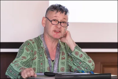 Allemand, je suis le plus grand spécialiste reconnu de Jules Verne dans le monde. J'ai publié de très nombreux articles, études et ouvrages sur l'auteur dont la "Correspondance inédite de Jules Verne" avec ses éditeurs.