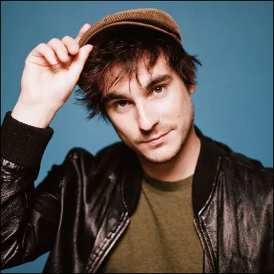 En 2019, dans quelle chanson Gauvain Sers évoque-t-il un instituteur d'un petit village ?