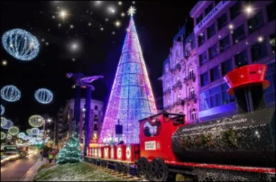 Quelle ville espagnole est particulièrement connue pour ses illuminations de Noël ?