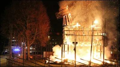 Quel animal géant en paille est exposé à Gävle chaque année ?