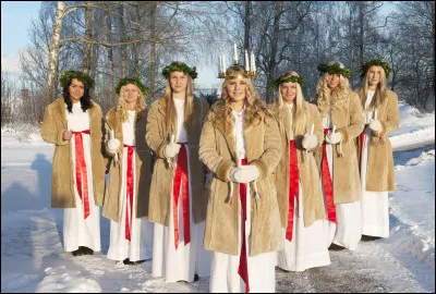 Quel acte traditionnel ouvre parfois les célébrations de la Sainte-Lucie ?