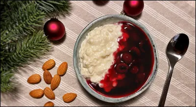 Quel cadeau est donné à celui qui trouve l'amande cachée dans ce dessert ?