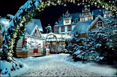 Quel type dobjet décoratif utilise-t-on dans les maisons danoises durant lAvent ?