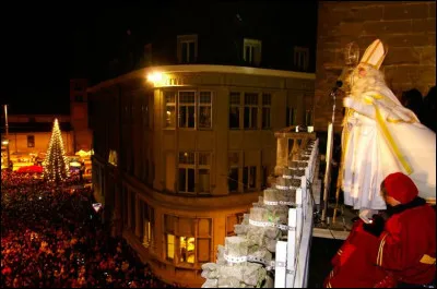 Qui apporte les cadeaux ?