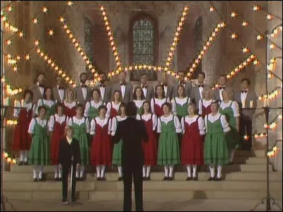 Quelle langue n'est traditionnellement pas utilis&eacute;e dans les chants de No&euml;l ?