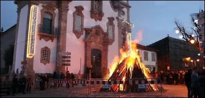Dans la tradition, que fait-on parfois devant la chemin&eacute;e le 24 d&eacute;cembre ?
