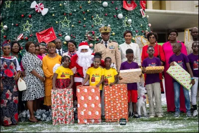 Quel objet symbolique est parfois accroch&eacute; dans les maisons ?