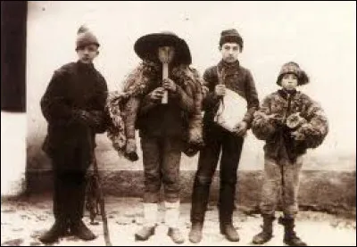 Comment s�appelle la tradition o&ugrave; l�on vient chanter de maison en maison ?