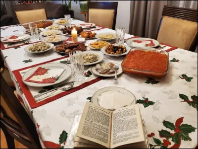 Dans la tradition, on laisse une place vide &agrave; table. Que repr&eacute;sente-t-elle ?