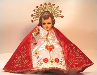 Qui apporte les cadeaux selon la tradition chr&eacute;tienne locale ?