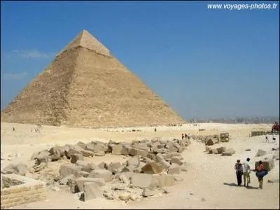 La Pyramide de ... .  Gizeh.