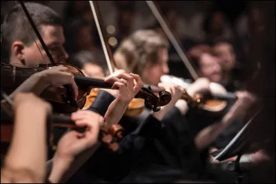 C'est une célèbre symphonie composée par le musicien Antonin Dvorak entre 1893 et 1894 en quatre mouvements. Comment s'appelle-t-elle ?