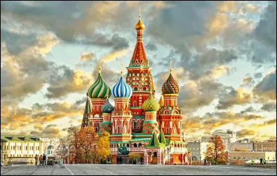 Quel acteur voit-on dans le long-métrage "Twist again à Moscou" ?