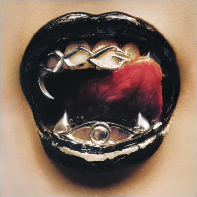 Dans le MV, laquelle se coupe les cheveux ?