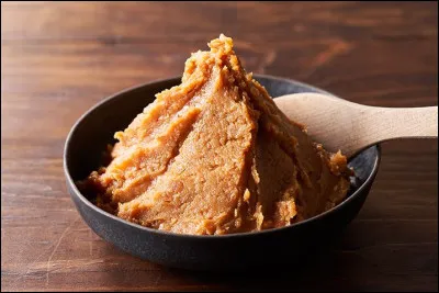 Quel est le nom de cette pâte de soja fermentée originaire du Japon ?