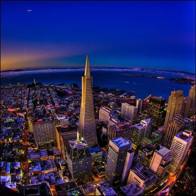 Dans quelle ville américaine se trouve la Transamerica Pyramid ?