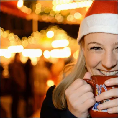 Quelle boisson chaude est emblématique des marchés de Noël européens ?