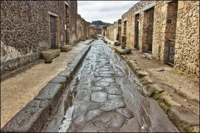 Quel volcan est célèbre pour avoir détruit Pompéi en 79 après J.-C. ?