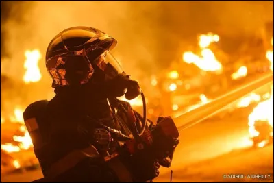 Quel est le rôle des pompiers face au feu ?