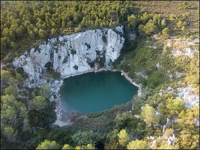 Fosse spectaculaire cach&eacute;e dans le Massif de la Clape, pr&egrave;s de la M&eacute;diterran&eacute;e, ses hautes falaises plongent dans une eau vert &eacute;meraude &agrave; la fois douce et sal&eacute;e. Comment s'appelle ce lieu naturel ?