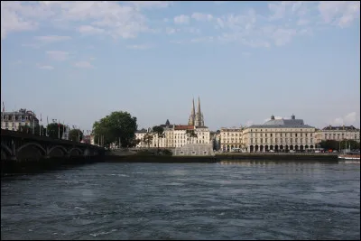 L'Occitanie est une r&eacute;gion travers&eacute;e par de multiples fleuves. Parmi ces fleuves, nous avons la Garonne. Cependant, d'autres fleuves, moins connus ruissellent dans la r&eacute;gion et se jettent dans la mer M&eacute;diterran&eacute;e ou l'oc&eacute;an Atlantique. Parmi ces fleuves occitans, lequel se jette dans l'oc&eacute;an Atlantique mis &agrave; part la Garonne ?