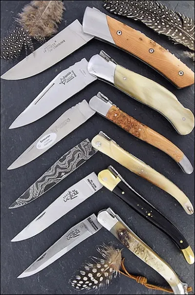 En Occitanie, une fabrique de couteaux a acquis une renomm&eacute;e a minima nationale pour sa production exceptionnelle. Implant&eacute;e dans le nord de l'Aveyron, le fabricant de ce couteau porte le nom de la ville o&ugrave; se situe son site de production. Comment s'appelle la marque de ces couteaux ?