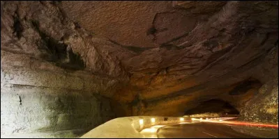 Dans les Pyr&eacute;n&eacute;es se trouve une grotte sp&eacute;ciale. Les registres et contes indiquent que cette formation naturelle a accueilli des hommes pr&eacute;historiques et que pour faciliter le commerce entre la villes de Foix au reste des Pyr&eacute;n&eacute;es, une route a &eacute;t&eacute; am&eacute;nag&eacute;e dans cette grotte qui sert aussi de tunnel. Dans quelle ville pyr&eacute;n&eacute;enne se situe cette grotte ?