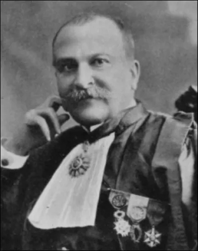 &Agrave; Toulouse, il y a trois universit&eacute;s. L'universit&eacute; de science &eacute;tait nomm&eacute;e selon l'un des chimistes les plus reconnus de la r&eacute;gion. Bien qu'il soit n&eacute; &agrave; Carcassonne, c'est dans la ville rose qu'il apporta ses comp&eacute;tences et acquit ses lettres de noblesse. Qui est cet illustre scientifique ?