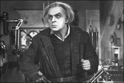 Dans quel film un savant transforme une héroïne en robot ?