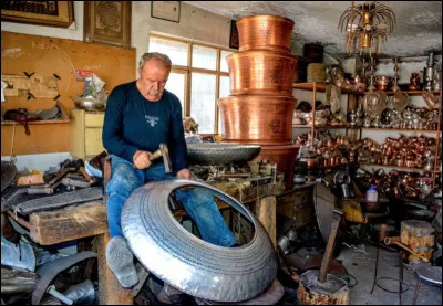Quel est le nom de l'artisan qui fabrique des objets utilitaires et décoratifs à base de cuivre, d'étain ou de fer blanc ?