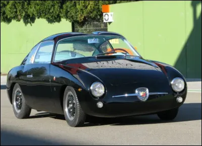 N&eacute;e du g&eacute;nie du Scorpion et associ&eacute;e au dessin d'une maison de carrosserie reconnue, cette voiture &agrave; la base modeste s'est r&eacute;v&eacute;l&eacute;e &ecirc;tre une machine redoutable, rivalisant avec des mod&egrave;les de cat&eacute;gories sup&eacute;rieures dans les championnats o&ugrave; elle &eacute;tait engag&eacute;e. Quelle est cette voiture ?