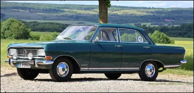 En 2025, l'&eacute;conomie est le ma&icirc;tre mot. Pourtant, 60 ans plus t&ocirc;t, cette philosophie &eacute;tait d&eacute;j&agrave; d'actualit&eacute;, bien que son application diff&egrave;re grandement. En effet, cette routi&egrave;re n'aurait jamais d&ucirc; voir le jour ; c'est un retard de production qui a incit&eacute; son constructeur &agrave; mettre &agrave; jour sa berline existante avec un nouveau moteur. Quelle voiture correspond &agrave; cette description ?