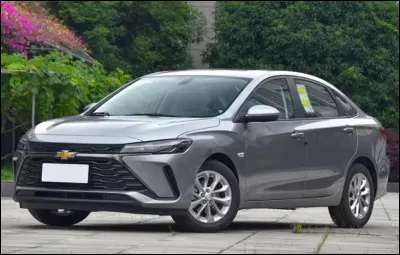 Ah, l'Europe ! Symbole de raffinement, de glamour et de luxe pour le monde entier. Que puis-je vous dire sur cette voiture ? Produite par un constructeur chez qui le luxe est parfois consid&eacute;r&eacute; comme du kitsch &agrave; l'europ&eacute;enne dans un pays en plein essor &eacute;conomique, j'esp&egrave;re que son nom fera &eacute;cho &agrave; l'un des circuits automobiles les plus c&eacute;l&egrave;bres. Comment s'appelle cette voiture ?