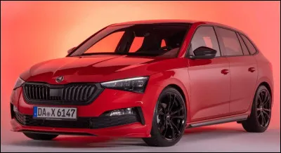 En r&egrave;gle g&eacute;n&eacute;rale, les v&eacute;hicules partageant une m&ecirc;me base technique conservent des dimensions similaires. Pourtant, ce mod&egrave;le fait figure d'exception : bien qu'il repose sur une plateforme de citadine, ses dimensions le propulsent dans le segment sup&eacute;rieur, celui des compactes. Comment s'appelle cette voiture ?