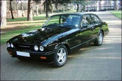 Joyau cach&eacute; de l'industrie europ&eacute;enne, cette voiture m&eacute;connue au nom d'avion de guerre partage des racines a&eacute;ronautiques avec la marque Saab. Contrairement &agrave; la firme su&eacute;doise, cette auto a prolong&eacute; l'usage de solutions techniques singuli&egrave;res et d'une diffusion ultra-confidentielle bien au-del&agrave; des standards de son &eacute;poque. Quel est le nom de cette voiture ?