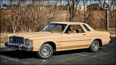 Vendue comme une alternative abordable aux r&eacute;f&eacute;rences europ&eacute;ennes du luxe, cette voiture partage son nom avec un mod&egrave;le europ&eacute;en aux ambitions bien plus modestes. Bien qu'elle n'ait aucun lien technique avec sa jumelle du Vieux Continent, elle s'imposa comme un succ&egrave;s commercial durant une d&eacute;cennie marqu&eacute;e par les crises. Quel nom porte cette voiture ?