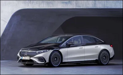 Consid&eacute;r&eacute;e par certains comme le nouveau porte-&eacute;tendard des voitures &eacute;lectriques, cette cr&eacute;ation de la firme de Stuttgart s'impose comme l'alternative majeure &agrave; la Tesla Model S sur le march&eacute; des berlines de luxe. Quel est le nom de ce mod&egrave;le ?