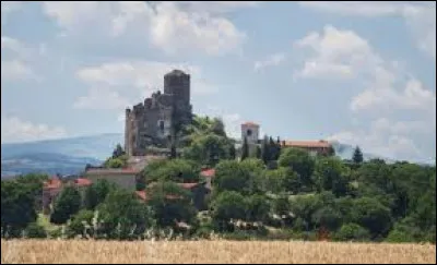 Voici une vue de Léotoing et de son château. Village Altiligérien, il se trouve en région ...